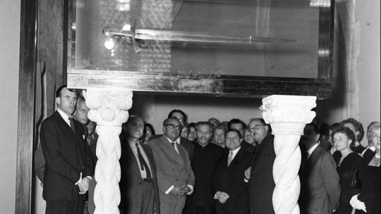 W 1959 r. do kraju powróciły z Kanady skarby związane z dziejami Polski, m.in. „Szczerbiec” - na zdjęciu w skarbcu koronnym na Wawelu. Fot. PAP/CAF