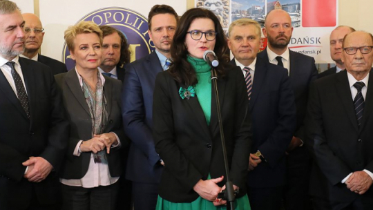 Prezydent Warszawy Rafał Trzaskowski (C-tył), prezydent Łodzi Hanna Zdanowska (3L), prezydent Sopotu Jacek Karnowski (4L), prezydent Białegostoku Tadeusz Truskolaski (4P), prezydent Szczecina Piotr Krzystek (2P), prezydent Lublina Krzysztof Żuk (2L), prezydent Wrocławia Jacek Sutryk (3P), prezydent Rzeszowa Tadeusz Ferenc (P), i p.o. prezydenta Gdańska Aleksandra Dulkiewicz (C) podczas konferencji prasowej nt. planu obchodów 30. rocznicy wyborów 4 czerwca 1989 r. Warszawa, 15.02.2019. Fot. PAP/P. Supernak