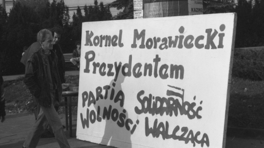 Warszawa, 15.10.1990. Kampania przedwyborcza kandydatów na prezydenta RP. Na zdj. plakat popierający kandydaturę Kornela Morawieckiego, założyciela antykomunistycznej organizacji „Solidarność Walcząca” i Partii Wolności. Fot. PAP/Z. Matuszewski