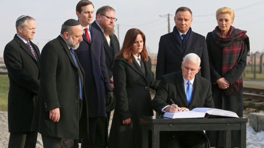 Prezydent Andrzej Duda (2P) z małżonką Agatą Kornhauser-Dudą (P) oraz wiceprezydent USA Mike Pence (3P) z małżonką Karen Pence (4P) wpisują się do księgi pamiątkowej, po tym jak zapalili znicze przy Pomniku Ofiar Obozu na terenie Muzeum Auschwitz; obok: naczelny rabin Polski Michael Schudrich (2L), doradca prezydenta USA ds. bliskowschodnich Jared Kushner (3L) i dyrektor Muzeum Auschwitz Piotr Cywiński (4L). Fot. PAP/A. Grygiel