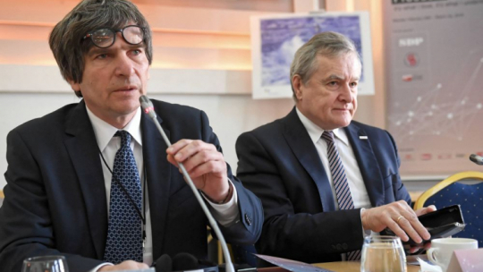 Minister kultury Piotr Gliński (P) i prezes SDP Krzysztof Skowroński (L) podczas międzynarodowej konferencji "Wolność (słowa), kocham i rozumiem". Fot. PAP/R. Pietruszka