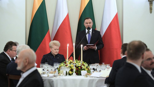 Prezydent RP Andrzej Duda (P) i prezydent Litwy Dalia Grybauskaite (L) podczas oficjalnego obiadu wydanego w Pałacu Prezydenckim w Warszawie. Fot. PAP/M. Obara