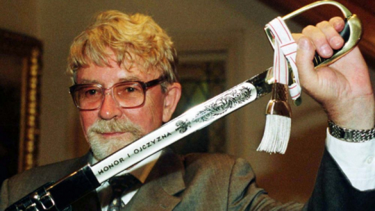 22.04.1999. Ryszard Kukliński prezentuje pamiątkową replikę polskiej szabli ułańskiej z 1920 roku, otrzymaną od premiera Jerzego Buzka, który przebywał z wizytą w USA.  Fot. PAP. R. Pietruszka