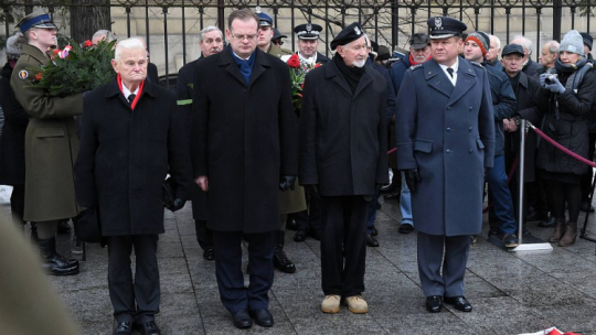 Prezes Światowego Związku Żołnierzy Armii Krajowej Leszek Żukowski (2P), weteran Bogusław Nizieński (1L), szef Urzędu ds. Kombatantów i Osób Represjonowanych Jan Józef Kasprzyk (2L) podczas uroczystość przy kamieniu pamiątkowym poświęconym uczestnikom akcji "Kutschera". 01.02.2019. Fot. PAP/R. Pietruszka