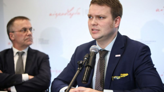 Pełnomocnik Rządu RP ds. obchodów Stulecia Odzyskania Niepodległości, minister Jarosław Sellin (L) oraz dyrektor Biura Programu "Niepodległa", Jan Kowalski (P). Fot. PAP/L. Szymański