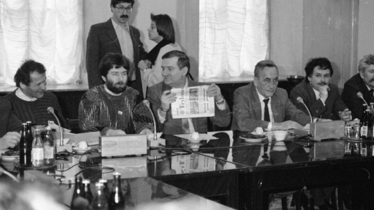 Okrągły stół - obrady zespołu ds. pluralizmu związkowego, strona opozycyjna, od lewej: Henryk Wujec, Władysław Frasyniuk, stoi Jan Dworak, Beata Chmiel, Lech Wałęsa, Tadeusz Mazowiecki, Lech Kaczyński. PAP/G. Rogiński 