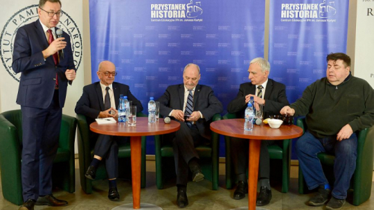 Spotkanie w Centrum Edukacyjnym IPN „Przystanek Historia” w Warszawie pt. „Obrońca wartości” poświęconemu śp. Janowi Olszewskiemu: prezes IPN dr Jarosław Szarek (L),  prof. Włodzimierz Suleja (2L), Antoni Macierewicz (C), Piotr Naimski (2P) i  Piotr Semka. Fot. PAP/J. Kamiński