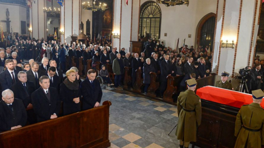 Prezydent Andrzej Duda (6L) z żoną Agatą Kornhauser-Dudą (5L), premier Mateusz Morawiecki (4L), marszałek Sejmu Marek Kuchciński (3L), prezes PiS Jarosław Kaczyński (L) oraz wicepremier, minister kultury Piotr Gliński (2L) podczas mszy żałobnej w intencji Jana Olszewskiego w archikatedrze św. Jana Chrzciciela w Warszawie. Fot. PAP/J. Kamiński