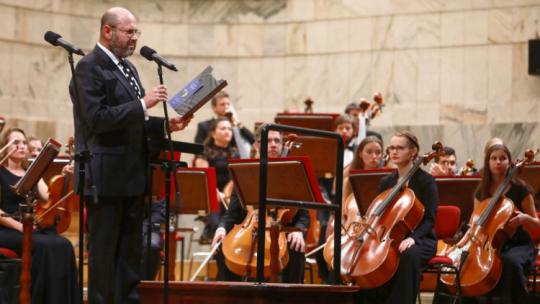 Piotr Milwiw-Baron podczas koncertu Polskiej Orkiestry Sinfonia Iuventus. Fot. PAP/R. Guz