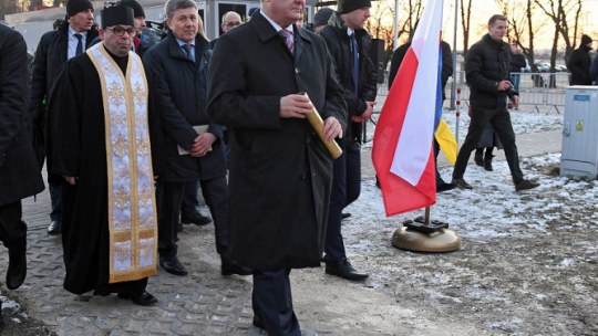 Prezydent Ukrainy Petro Poroszenko (C) podczas ceremonii podpisania i złożenia w fundamencie aktu erekcyjnego pod budowę pomnika bł. ks. Emiliana Kowcza w Lublinie Fot. PAP/W. Pacewicz
