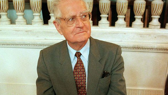 Prof. Aleksander Gieysztor podczas prezentacji przez Naczelną Dyrekcję Archiwów Państwowych zbioru dokumentów „Zagłada” (kontynuacji cyklu „Katyń, dokumenty zbrodni”). 1998 r. Fot. PAP/CAF/T. Gzell