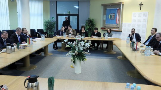 Premier Litwy Saulius Skvernelis (2L) i ambasador Litwy Eduardas Borisovas (L) podczas spotkania z prezydentem Suwałk Czesławem Renkiewiczem (P). Suwałki, 10.02.2019.  Fot. PAP/A. Reszko