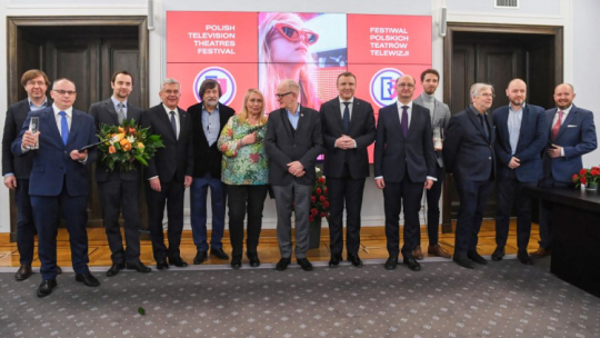 Marszałek Senatu Stanisław Karczewski (4L) podczas uroczystości wręczenia nagród Festiwalu Polskich Teatrów Telewizji w Warszawie. Fot. PAP/P. Nowak