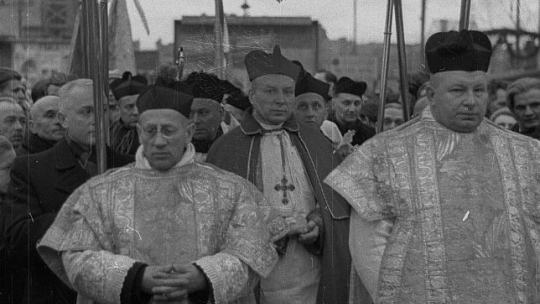 Ingres prymasa Stefana Wyszyńskiego (C) do prokatedry warszawskiej. 06.02.1949. Fot. PAP/CAF