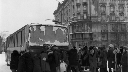Krakowskie Przedmieście zasypane śniegiem. Ludzie pchają unieruchomiony autobus MZK. Fot. PAP/A. Rybczyński