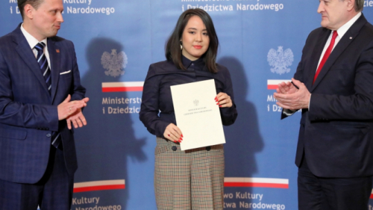 Warszawa, 19.03.2019. Wicepremier, minister kultury Piotr Gliński (P), dyrektor Narodowego Centrum Kultury dr hab. Rafał Wiśniewski (L) oraz stypendystka Anna Fam (Anh Pham Phuong) podczas uroczystości wręczenia dyplomów laureatom XVI edycji Programu Stypendialnego „Młoda Polska”. Fot. PAP/T. Gzell