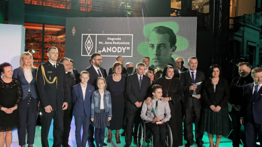 Uczestnicy uroczystości i laureaci Nagrody im. Jana Rodowicza "Anody" w Muzeum Powstania Warszawskiego. Fot. PAP/L. Szymański