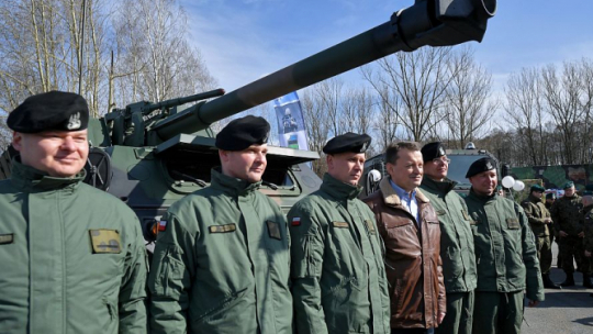 Minister obrony narodowej Mariusz Błaszczak (4L) podczas spotkania z żołnierzami na pikniku wojskowym „20 lat Polski w NATO” w 23. Bazie Lotnictwa Taktycznego w Mińsku Mazowieckim. Fot. PAP/P. Piątkowski