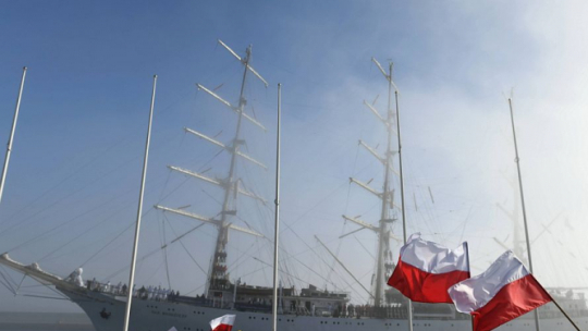 Żaglowiec „Dar Młodzieży” wpływa do portu w Gdyni. 28.03.2019. Fot. PAP/A. Warżawa