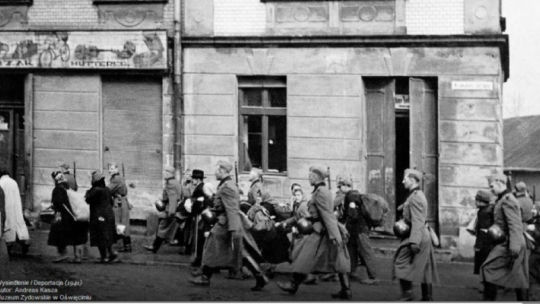 Zdjęcie wykonanie w 1941 r. przez Andreasa Kaszę, informatora gestapo, podczas wysiedlania ludności żydowskiej przez Niemców z Oświęcimia. Źródło: http://www.ajcf.pl/online-exhibition