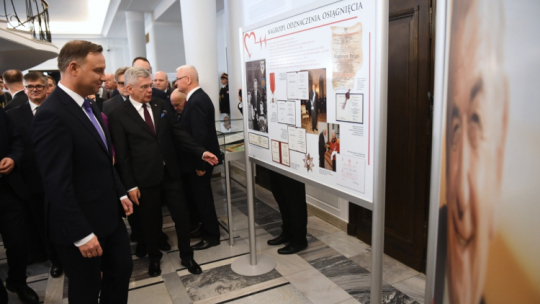 Prezydent Andrzej Duda i marszałek Senatu Stanisław Karczewski podczas otwarcia wystawy. Fot. PAP/R. Pietruszka. 