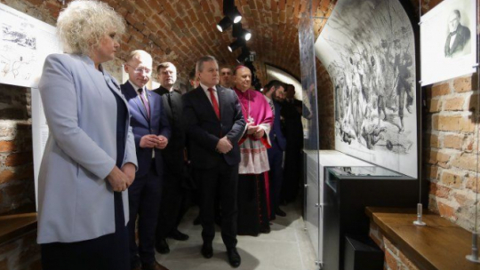 Prof. Piotr Gliński otworzył wystawę „Węgrów – Miasto Wielu Kultur i Religii”. Fot. MKiDN / Danuta Matloch
