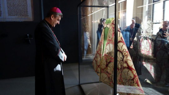 Biskup bielsko-żywiecki Roman Pindel ogląda kapę liturgiczną ofiarowaną przez króla Jana III Sobieskiego jako wotum do kaplicy św. Jana Kantego w Kętach po wiktorii wiedeńskiej. Fot. ks. Szymon Tracz