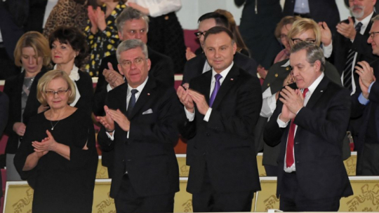 Marszałek Senatu Stanisław Karczewski z żoną Elizą , prezydent Andrzej Duda i minister kultury, wicepremier Piotr Gliński podczas uroczystej premiery filmu Władysława Pasikowskiego "Kurier" w Teatrze Wielkim w Warszawie. PAP/R. Pietruszka
