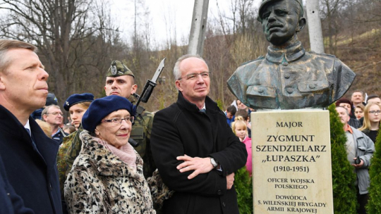 Lidia Lwow-Eberle „Lala” (2L) i wiceprezes IPN Krzysztof Szwagrzyk (3L) podczas uroczystości odsłonięcia pomnika Zygmunta Szendzielarza „Łupaszki” w Osielcu. Fot. PAP/J. Bednarczyk