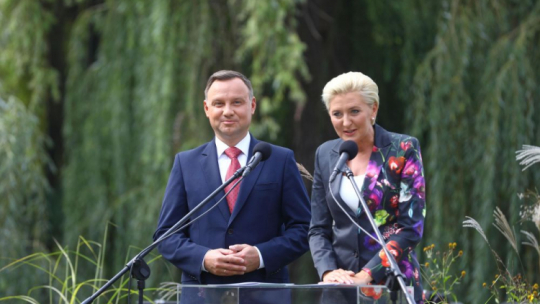 Prezydent RP Andrzej Duda (L) z małżonką Agatą Kornhauser-Dudą (P) podczas akcji Narodowego Czytania, 2018 r. Fot. PAP/R. Guz
