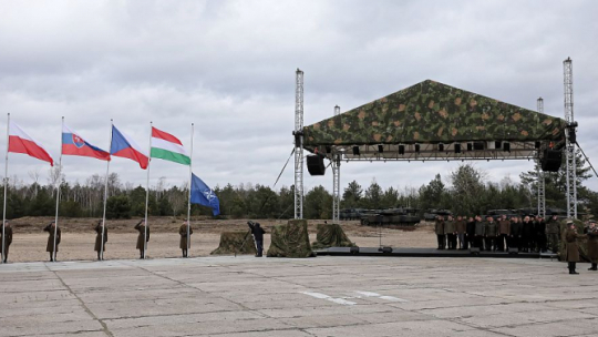 Obchody 20. rocznicy wstąpienia do NATO Polski, Czech i Węgier na terenie 1. Brygady Pancernej w warszawskiej Wesołej. Fot. PAP/P. Supernak