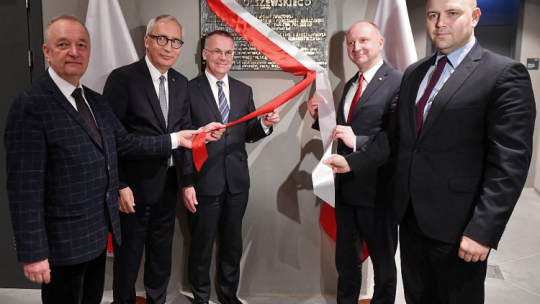 Uroczystości nadania sali konferencyjnej Muzeum II Wojny Światowej w Gdańsku imienia Jana Olszewskiego oraz odsłonięcia tablicy pamiątkowej –  senator Antoni Szymański, poseł Kazimierz Smoliński, wiceminister kultury Jarosław Sellin, podsekretarz stanu w Kancelarii Prezydenta RP Wojciech Kolarski i dyrektor Muzeum Karol Nawrocki. Fot. PAP/M. Gadomski