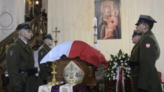 Msza św. pogrzebowa w Łowiczu biskupa seniora diecezji łowickiej Alojzego Orszulika. PAP/G. Michałowski