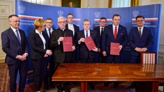 Wicepremier, minister kultury Piotr Gliński (4P), arcybiskup Metropolita Katowicki Wiktor Skworc (6P), prezydent Miasta Katowice Marcin Krupa (P), marszałek Województwa Śląskiego Jakub Chełstowski (2P), wiceminister kultury Jarosław Sellin (L), eurodeputowana Jadwiga Wiśniewska (2L), poseł PiS Jerzy Polaczek (3P), ksiądz Łukasz Gaweł (5P) oraz wojewoda śląski Jarosław Wieczorek (3L). Fot. PAP/J. Kamiński