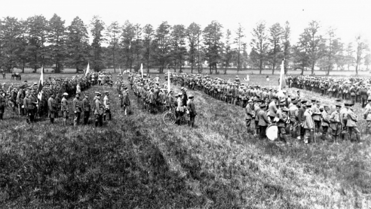 III Powstanie Śląskie - defilada oddziału powstańczego pod Gliwicami. 1921 r. Fot. NAC