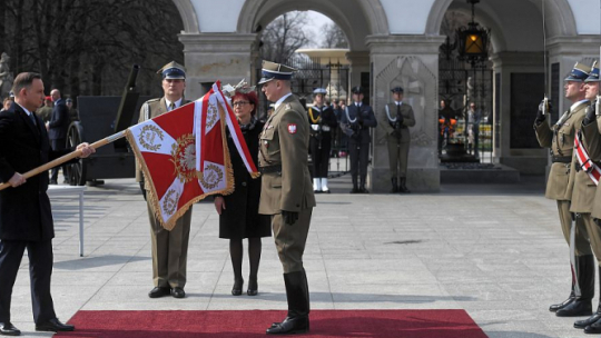 Prezydent Andrzej Duda (L) oraz dowódca Pułku Reprezentacyjnego Wojska Polskiego ppłk Leszek Szcześniak (C) podczas uroczystości wręczenia sztandaru wojskowego Pułkowi. Fot. PAP/P. Nowak