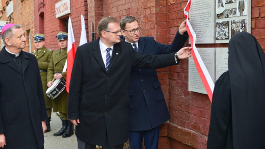 Biskup polowy WP Józef Guzdek (L), prezes IPN Jarosław Szarek (3L) i szef Urzędu do Spraw Kombatantów i Osób Represjonowanych Jan Józef Kasprzyk (2L) podczas odsłonięcia tablicy poświęconej matce Matyldzie Getter w Warszawie. Fot. PAP/J. Kamiński
