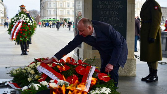 Podsekretarz stanu w Kancelarii Prezydenta RP Wojciech Kolarski podczas uroczystości przy Grobie Nieznanego Żołnierza w trakcie obchodów Narodowego Dnia Pamięci Polaków ratujących Żydów pod okupacją niemiecką. Warszawa, 24.03.2019. Fot. PAP/J. Kamiński