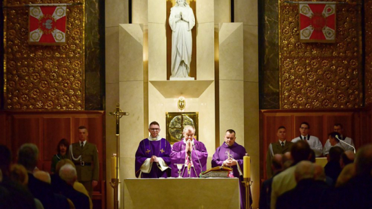 Biskup polowy WP Józef Guzdek przewodniczy mszy świętej w intencji Polaków, którzy z narażeniem życia ratowali Żydów w czasie okupacji niemieckiej w Katedrze Polowej WP w Warszawie. 24.03.2019. Fot. PAP/J. Kamiński