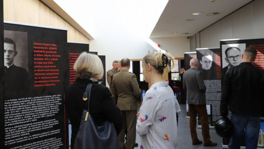 Otwarcie wystawy "Sprawiedliwi. Kapłani archidiecezji wileńskiej ratujący Żydów w okresie okupacji niemieckiej (1941-1944)". Źródło: oddział IPN w Białymstoku