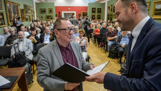 Andrzej Titkow (L) otrzymuje medal 700-lat Lublina podczas uroczystego otwarcia Zjazdu Lublinerów. Lublin, 03.07.2017. Fot. PAP/W. Pacewicz 