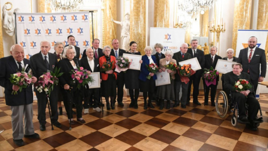 Wicemarszałek Knessetu Yehiel Hilik Bar (C), minister rolnictwa i rozwoju wsi Jan Krzysztof Ardanowski (4P), amerykański polityk, pastor, były gubernator Arkansas Mike Huckabee (7L), szef Fundacji From the Depths Jonny Daniels (P) oraz polscy Sprawiedliwi Wśród Narodów Świata podczas uroczystości. Fot. PAP/R. Pietruszka