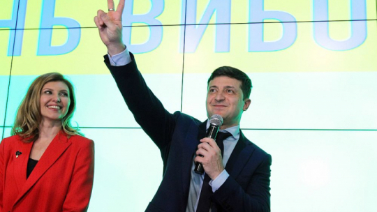 Wołodymyr Zełenski z żoną Oleną po zakończeniu głosowania w I turze wyborów prezydenckich na Ukrainie. 31.03.2019. Fot. PAP/EPA