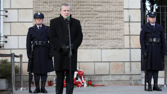 Wicepremier, minister kultury i dziedzictwa narodowego Piotr Gliński podczas uroczystości z okazji Narodowego Dnia Pamięci Żołnierzy Wyklętych przy tablicy upamiętniającej Żołnierzy Wyklętych na budynku Ministerstwa Sprawiedliwości w Warszawie. Fot. PAP/L. Szymański