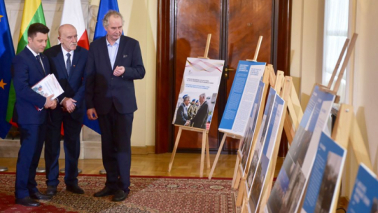 Litewski historyk, autor wystawy Alvydas Nikzentaitis (P) i szef KPRM Michał Dworczyk (L) podczas otwarcia wystawy "Prezydent Polski Lech Kaczyński i Litwa – Oczami Prezydenta Valdasa Adamkusa". Fot. PAP/J. Kamiński