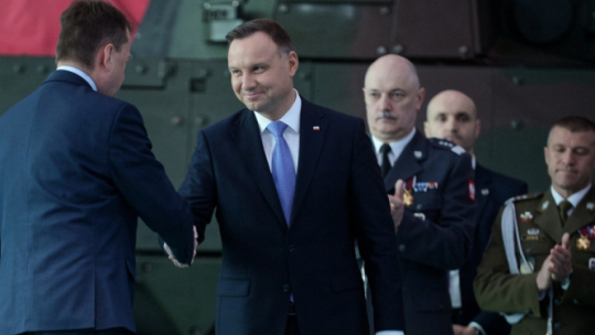 Warszawa, 17.04.2019. Prezydent Andrzej Duda (C) i minister obrony Mariusz Błaszczak (L) podczas wielkanocnego spotkania z żołnierzami i pracownikami wojska, 17 bm. w 1. Bazie Lotnictwa Transportowego w Warszawie.Fot. PAP/M. Obara