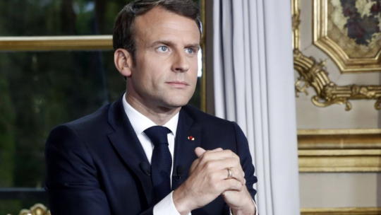 Prezydent Francji Emmanuel Macron podczas orędzia do narodu. Fot. PAP/EPA