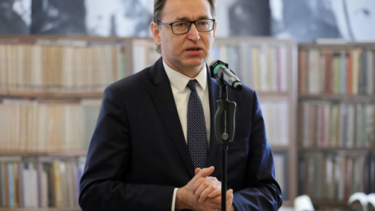 Warszawa, 17.04.2019. Prezes IPN Jarosław Szarek podczas podpisania umowy o współpracy, 17 bm. w Warszawie, pomiędzy Instytutem Pamięci Narodowej a Muzeum Getta Warszawskiego. W czasie spotkania zostały zaprezentowane oryginały materiałów archiwalnych z zasobu Archiwum IPN, m.in. oryginał Raportu Stroopa oraz unikatowy film z ujęciami getta warszawskiego. Fot. PAP/P. Supernak