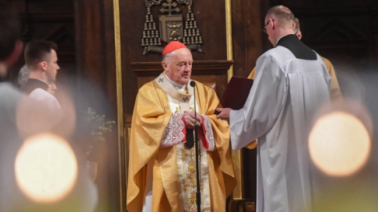 Warszawa, 21.04.2019. Metropolita warszawski, kardynał Kazimierz Nycz (C) podczas uroczystej sumy pontyfikalnej w archikatedrze św. Jana Chrzciciela w Warszawie. Fot. PAP/P. Nowak