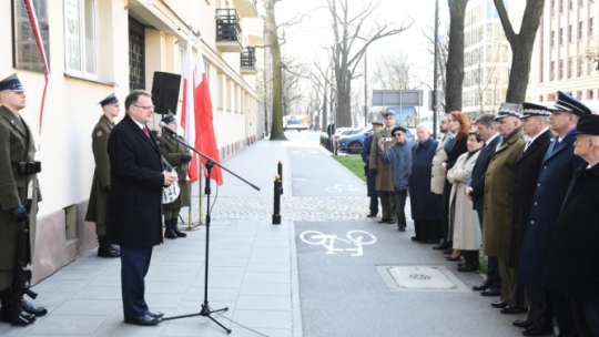 Warszawa, 03.04.2019. Szef Urzędu ds. Kombatantów i Osób Represjonowanych Jan Józef Kasprzyk (2L) przemawia podczas uroczystości. Tablicę poświęconą płk. Waleremu Sławkowi odsłonięto w 80. rocznicę jego tragicznej śmierci, 3 bm. na ścianie budynku przy al. Szucha 16, wzniesionym dla Oficerskiej Spółdzielni Mieszkaniowo-Budowlanej „Proporzec”. W domu tym, nazywanym nieoficjalnie „Domem generalskim”, w latach 1936–1939 mieszkał płk Walery Sławek. Fot. PAP/R. Pietruszka